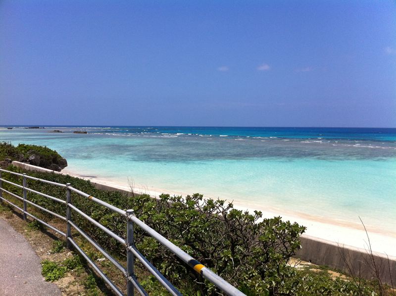 まさに絶景。青い海、白い砂浜。美しいビーチで時が経つのを忘れてしまいそう。